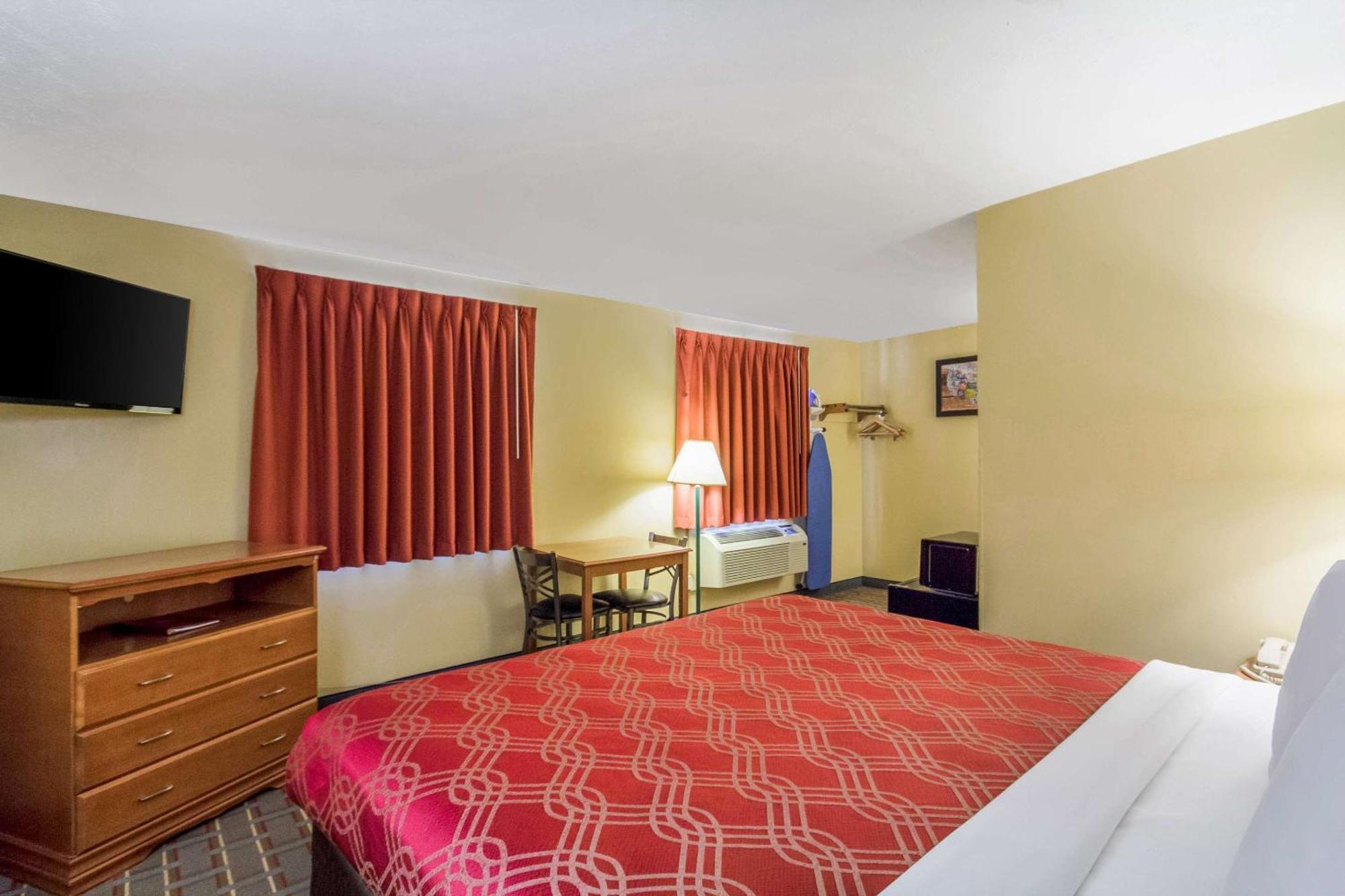Econo Lodge Lansing - Leavenworth Экстерьер фото
