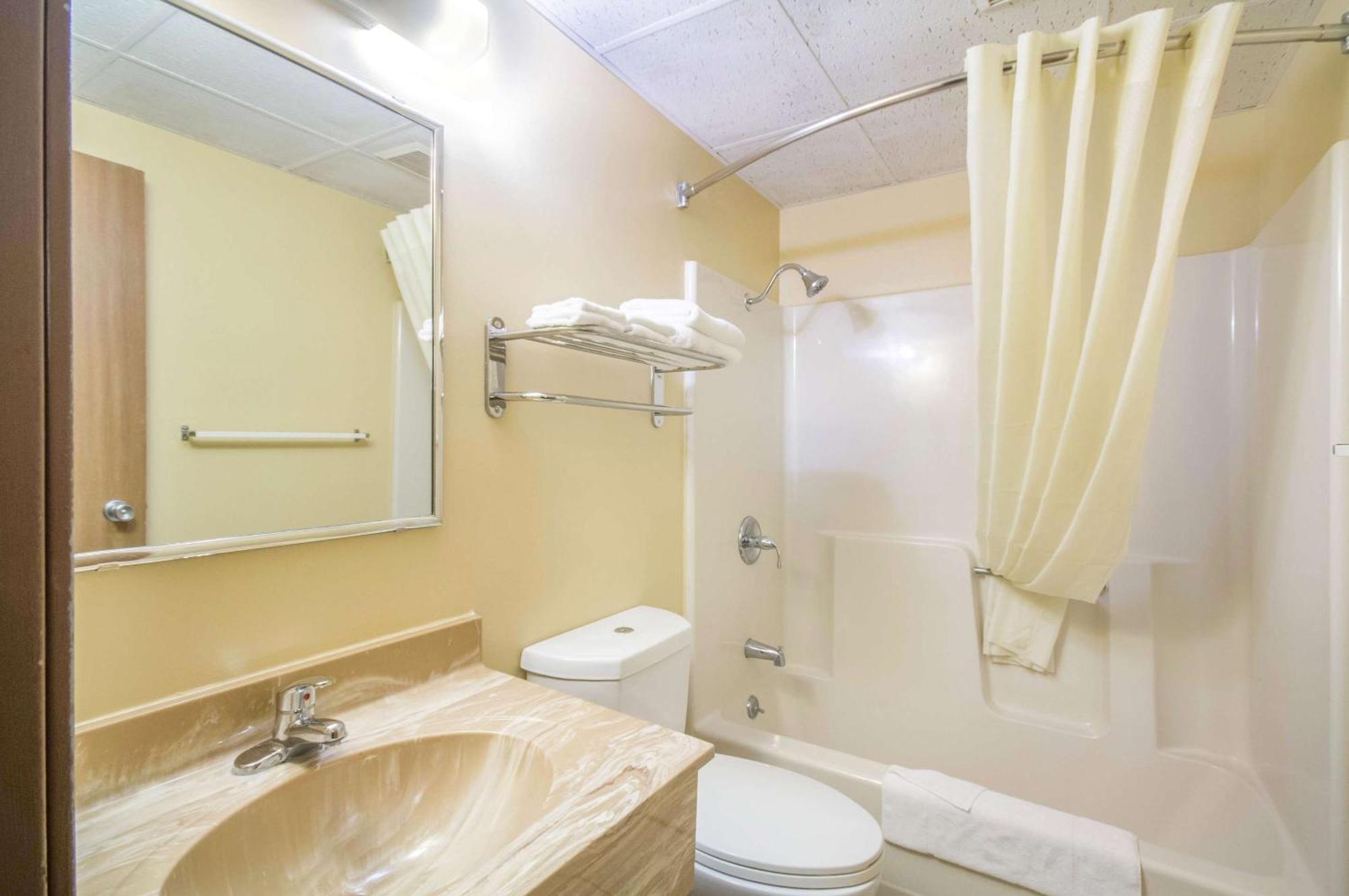 Econo Lodge Lansing - Leavenworth Экстерьер фото
