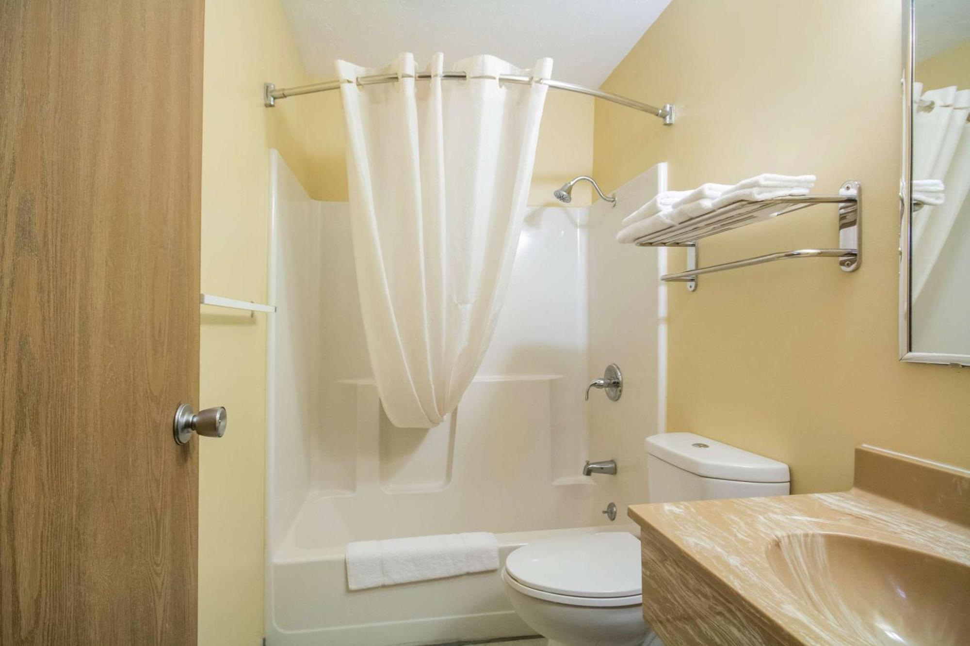 Econo Lodge Lansing - Leavenworth Экстерьер фото