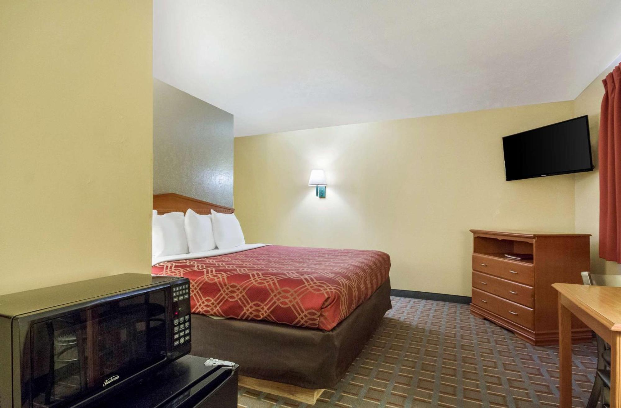 Econo Lodge Lansing - Leavenworth Экстерьер фото