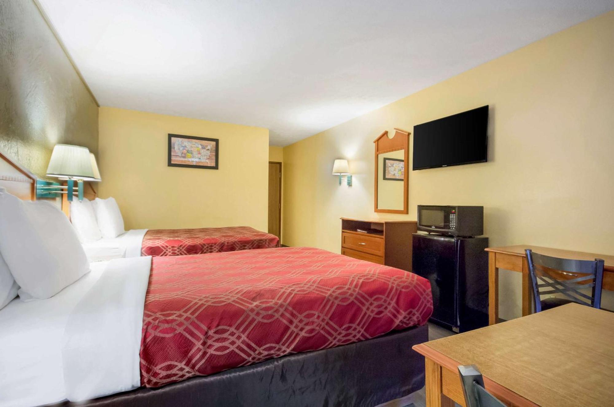 Econo Lodge Lansing - Leavenworth Экстерьер фото