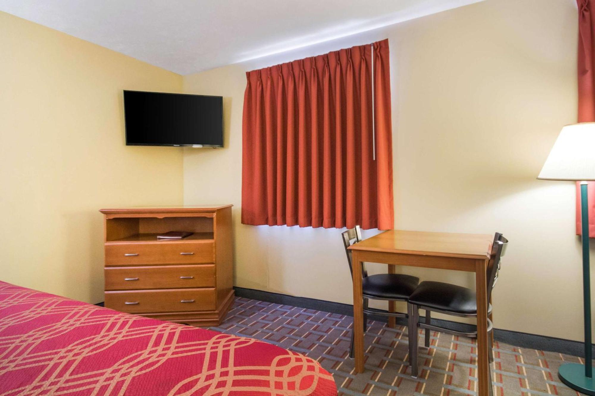 Econo Lodge Lansing - Leavenworth Экстерьер фото